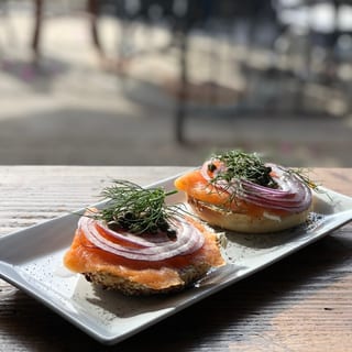 Bagel w/ Lox